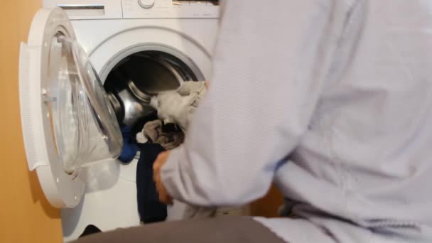 Een Man Die Kinderkleding Wast Een Wasmachine Verbreek Begrippen Gender — Stockvideo