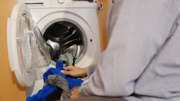 Πλένει Παιδικά Ρούχα Στο Πλυντήριο Διακοπή Των Εννοιών Του Φύλου — Αρχείο Βίντεο