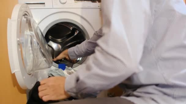 Çamaşır Makinesinde Çocukların Çamaşırlarını Yıkayan Bir Adam Cinsiyet Işleri Eşitlik — Stok video