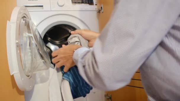 Çamaşır Makinesinde Çocukların Çamaşırlarını Yıkayan Bir Adam Cinsiyet Işleri Eşitlik — Stok video