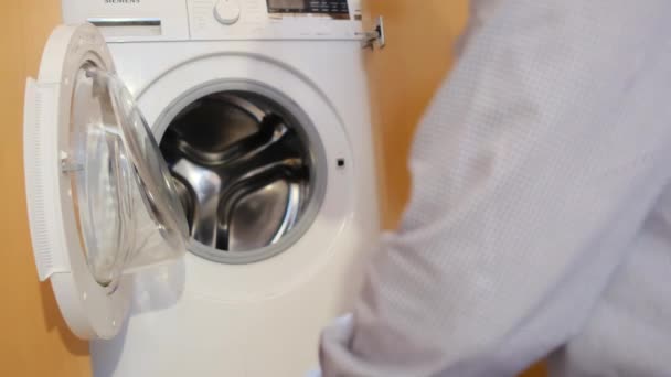 Een Man Die Kinderkleding Wast Een Wasmachine Verbreek Begrippen Gender — Stockvideo