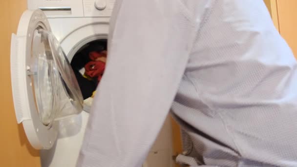 男人在洗衣机里洗小孩的衣服 打破性别和家务劳动 平等以及帮助丈夫与家人和妻子团聚的观念 — 图库视频影像