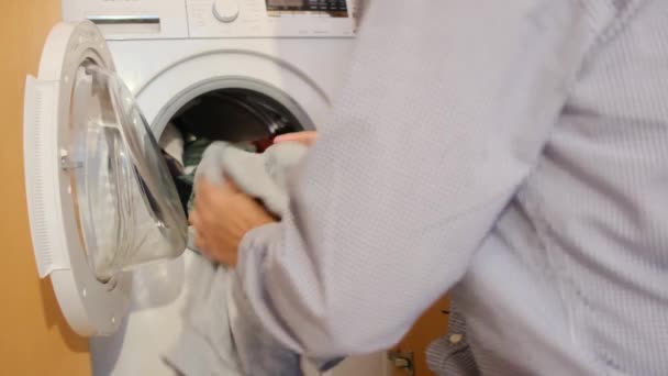 Πλένει Παιδικά Ρούχα Στο Πλυντήριο Διακοπή Των Εννοιών Του Φύλου — Αρχείο Βίντεο