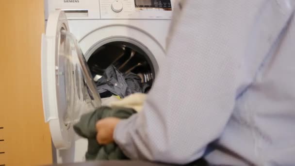 Een Man Die Kinderkleding Wast Een Wasmachine Verbreek Begrippen Gender — Stockvideo