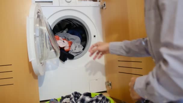 Man Tvättar Barnkläder Tvättmaskin Bryta Med Begreppen Kön Och Hushållssysslor — Stockvideo