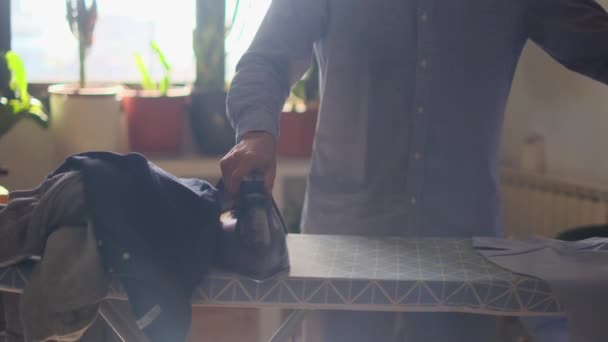 Seorang Pria Menyetrika Pakaian Anak Anak Ruang Makan Berpisahlah Dengan — Stok Video