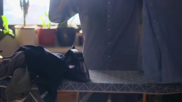Homme Repassage Vêtements Pour Enfants Dans Salle Manger Rompre Avec — Video