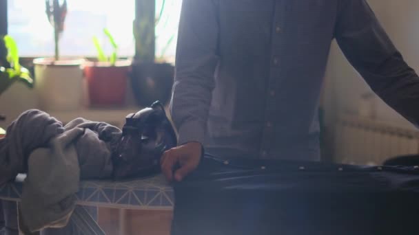 Άνθρωπος Σιδερώνει Παιδικά Ρούχα Στην Τραπεζαρία Διακοπή Των Εννοιών Του — Αρχείο Βίντεο