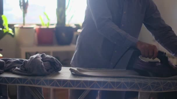 Hombre Planchando Ropa Niños Comedor Romper Con Los Conceptos Género — Vídeo de stock