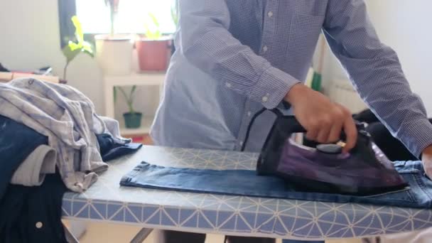 Homme Repassage Vêtements Pour Enfants Dans Salle Manger Rompre Avec — Video