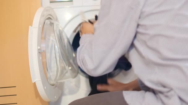 Homme Laver Les Vêtements Des Enfants Dans Machine Laver Rompre — Video