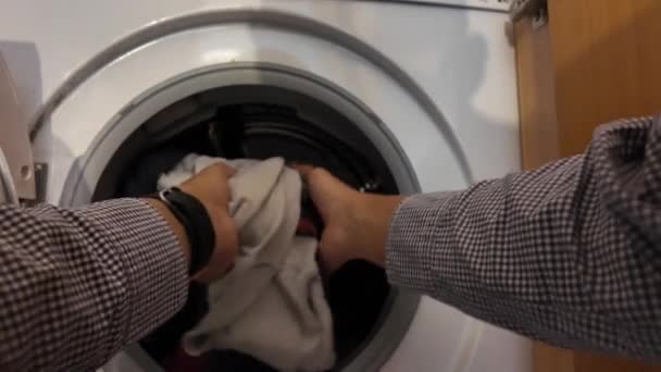 Man Die Kleren Uit Wasmachine Haalt — Stockvideo