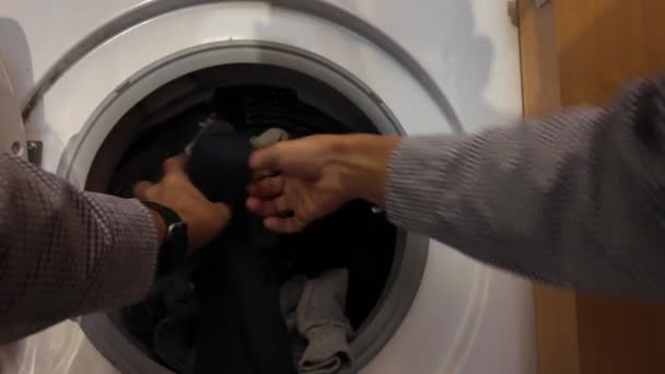 Homem Tirando Roupas Máquina Lavar Roupa — Vídeo de Stock