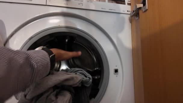 Uomo Che Toglie Vestiti Dalla Lavatrice — Video Stock