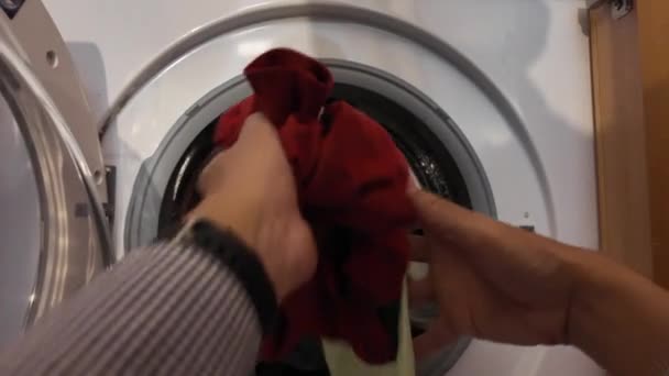 Man Sätta Tvätt Tvättmaskin — Stockvideo