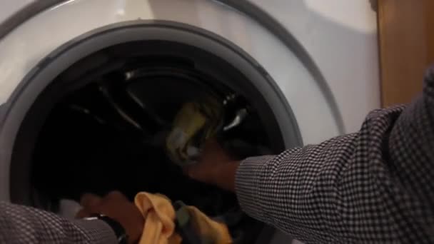 洗濯機で洗濯する男 — ストック動画
