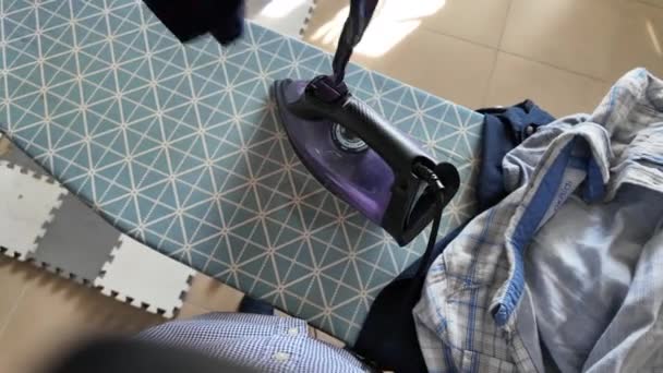 Homme Repassage Vêtements Pour Enfants Dans Salon Rompre Avec Les — Video