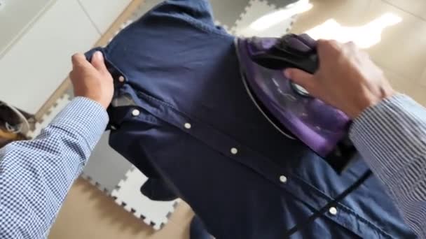 Homme Repassage Vêtements Pour Enfants Dans Salon Rompre Avec Les — Video