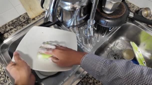 Человек Моет Посуду Кухонной Раковине — стоковое видео