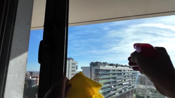 Blick Durch Fensterglas Und Putzfenster Auf Blauem Himmel — Stockvideo