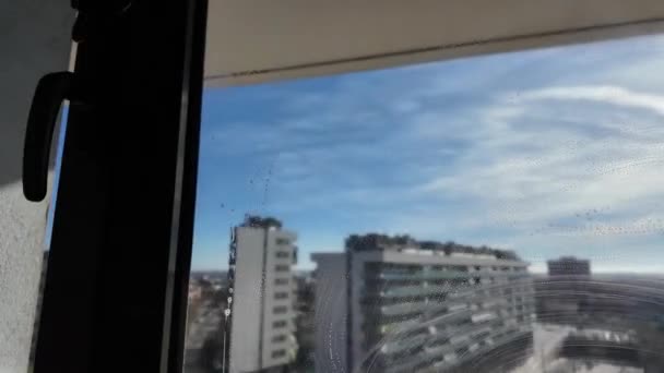 Arkaplan Mavi Gökyüzünde Pencere Camından Temizlik Penceresinden Bak — Stok video