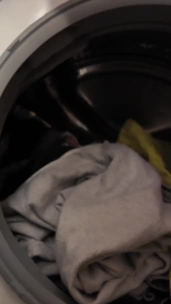 Man Zet Wasgoed Wasmachine — Stockvideo