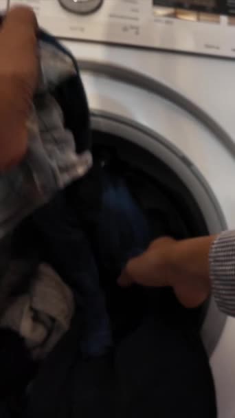 Adam Otomatik Çamaşır Makinesinden Giysileri Çıkarıyor — Stok video
