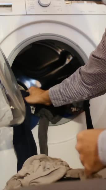Homem Tirando Roupas Máquina Lavar Roupa Automática — Vídeo de Stock