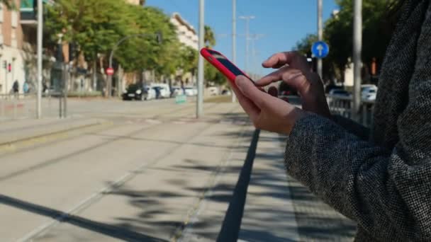 Молода Жінка Рюкзаком Допомогою Смартфона Місті Чекає Громадського Транспорту — стокове відео