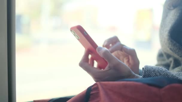 Teléfono Ciudad Mujer Moda Aplicación Móvil Chat Mensajes Texto — Vídeo de stock