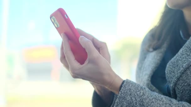 Telefoon Stad Trendy Vrouw Mobiele App Chatten Sms — Stockvideo