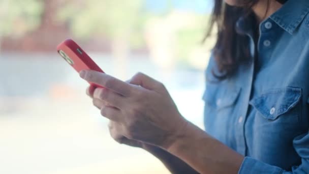 Teléfono Ciudad Mujer Moda Aplicación Móvil Chat Mensajes Texto — Vídeos de Stock