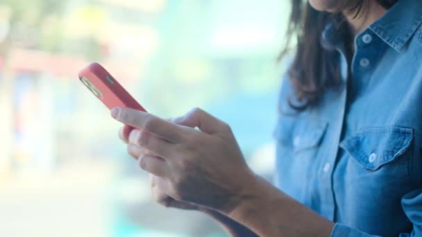 Téléphone Ville Femme Branchée Sur Application Mobile Bavarder Envoyer Des — Video