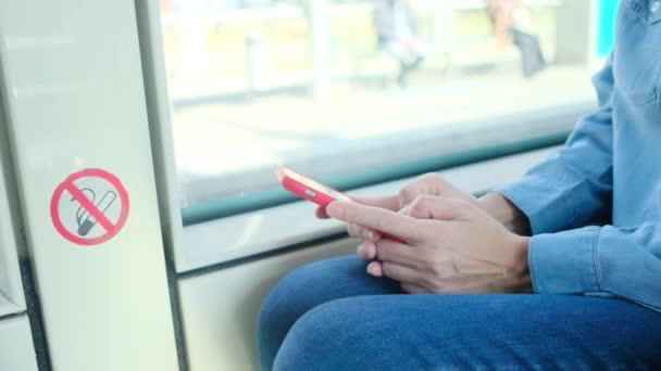 Τηλέφωνο Πόλη Και Μοντέρνα Γυναίκα Mobile App Κουβέντα Γραπτών Μηνυμάτων — Αρχείο Βίντεο