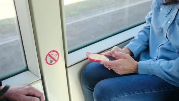 Telefoon Stad Trendy Vrouw Mobiele App Chatten Sms — Stockvideo