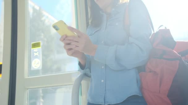 Telefon Miasto Modna Kobieta Aplikacji Mobilnej Czat Lub Sms — Wideo stockowe
