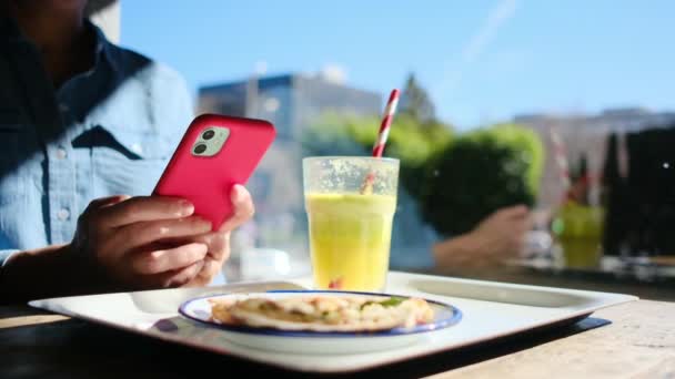 Kalifornijskiej Kawiarni Radosna Kobieta Spożywa Samotny Lunch Rejestrując Chwile Mediach — Wideo stockowe