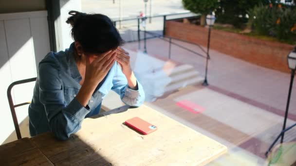 Młoda Zestresowana Kobieta Kawiarni Smartfonem Stole Przed Nią — Wideo stockowe