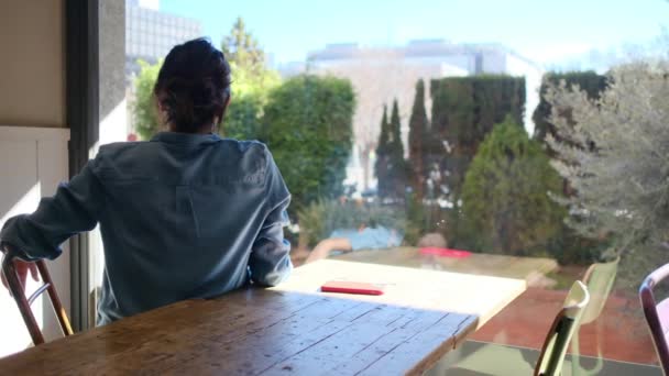 Jovem Mulher Relaxada Sentada Café Olhando Pela Janela Vista Parte — Vídeo de Stock