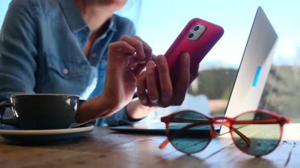 在加州的一家咖啡馆里 一个快乐的女人独自享用午餐 在健康的饮食和商务任务中捕捉社交媒体的瞬间 — 图库视频影像
