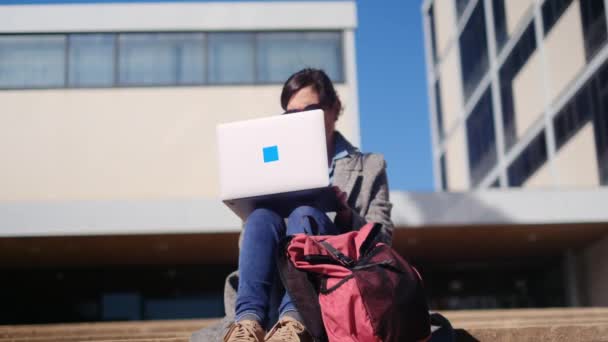 Młoda Kobieta Siedzi Parku Używa Nowoczesnego Laptopa Praca Zdalna Dla — Wideo stockowe