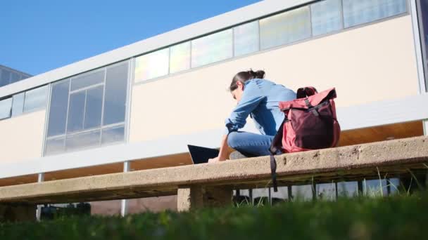年轻女子坐在公园里 使用现代笔记本电脑 自由职业者的远程工作 具有行动和金融自由的创造性专业人员 — 图库视频影像
