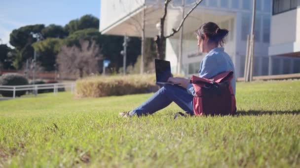 Студент Університету Занурений Навчання Кампусі Своїм Ноутбуком Обіймає Спокій Відкритому — стокове відео