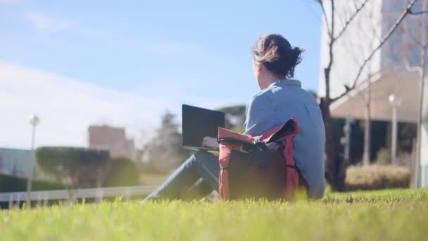 Студент Університету Занурений Навчання Кампусі Своїм Ноутбуком Обіймає Спокій Відкритому — стокове відео
