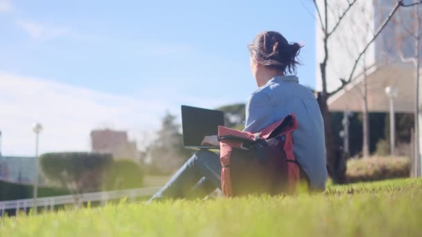 Kampüste Laptopuyla Ders Çalışmaya Dalmış Bir Üniversite Öğrencisi Açık Hava — Stok video