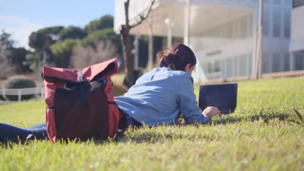 Una Estudiante Universitaria Inmersa Estudiar Campus Con Portátil Abraza Tranquilidad — Vídeos de Stock