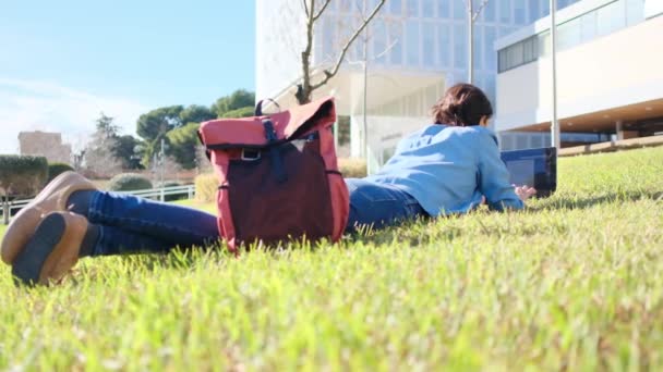 Una Estudiante Universitaria Inmersa Estudiar Campus Con Portátil Abraza Tranquilidad — Vídeo de stock
