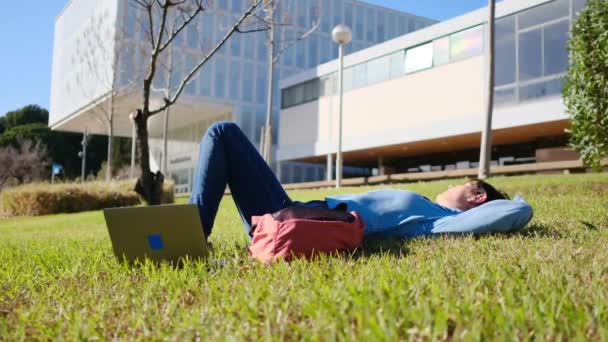 Una Estudiante Universitaria Campus Con Computadora Portátil Abraza Tranquilidad Aire — Vídeos de Stock