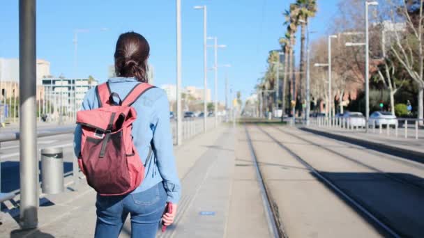 Femeie Tânără Rucsac Așteptând Tramvaiul Gară Timpul Zilei Aventură Viața — Videoclip de stoc