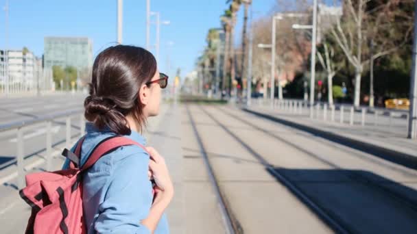 Mujer Joven Con Mochila Esperando Tranvía Estación Durante Día Vida — Vídeo de stock